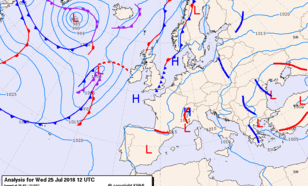 Figuur 1: weerkaart 25 juli 2018, 12.00 uur UT. Een opbouwende gordel van hogedruk ligt van de golf van Biscaje via de Noordzee naar Scandinavië.