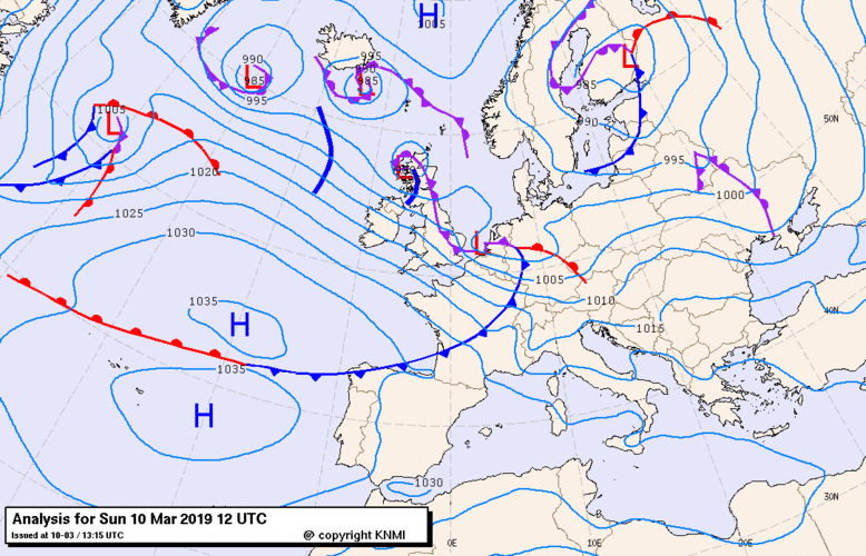 Figuur 1 Weerkaart 10-3-2019, 12.00 uur. . Goed is te zien dat aan de zuidwestflank van het laag de blauwe lijnen (lijnen van gelijke druk) dicht bij elkaar liggen. Er is hier sprake van een groot luchtdrukverschil over korte afstand: veel wind