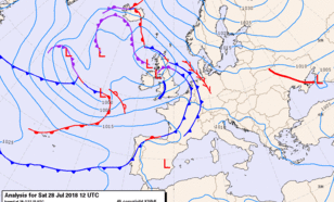 Figuur 3: weerkaart 28 juli, 12 uur UT. Onder invloed van het laag boven de Britse Eilanden wordt met een weststroming minder warme lucht aangevoerd.