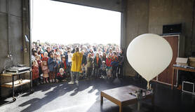 weerballon met heel veel kinderen tijdens de open dag 2022 