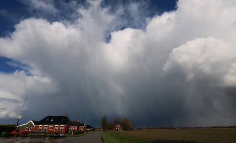 Paasmaandag was onstuimig met zware windstoten en fikse buien maar tussen de buien door was de zon te zien ©Jannes Wiersema