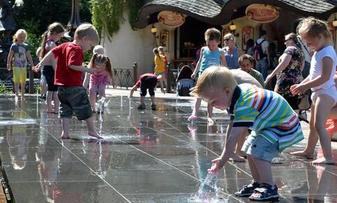 kinderen spelen met water met warm weer