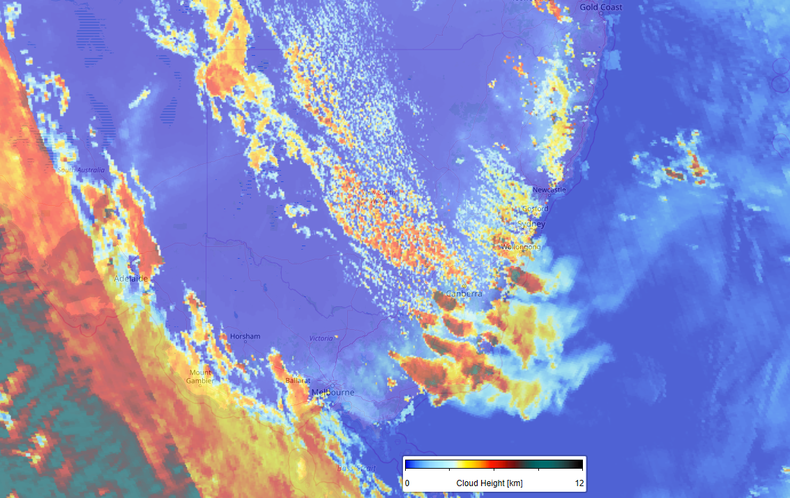 Kaart van TROPOMI metingen van de wolkentophoogte van de Australische bosbranden op 4 januari 2020. Boven de meeste intense vuurhaarden reiken de (rook)wolken tot boven de 10 km.