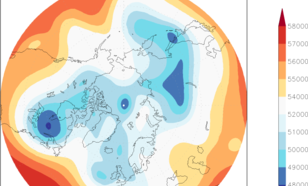 Kaart van verwachte hoogte van het 500 hPa vlak (dm). De luchtstroming in de onderste 10 kilometer van de atmosfeer volgt ongeveer de lichte band die rond de pool slingert en brengt dus poollucht naar centraal Noord Amerika.