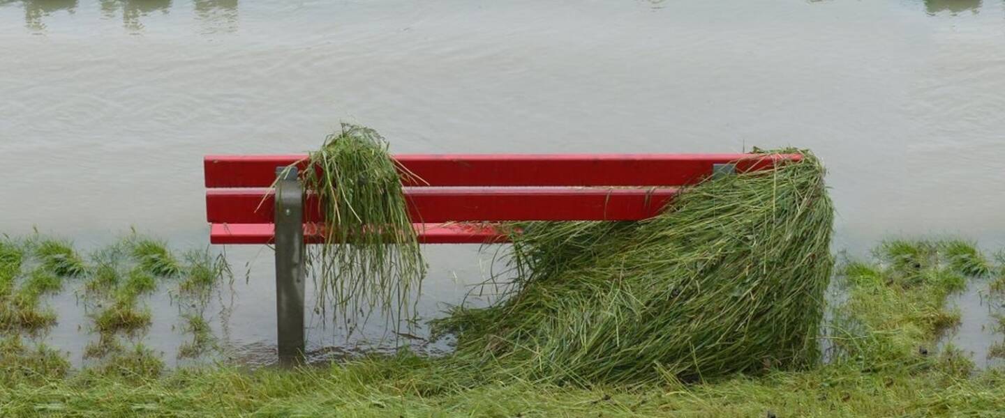 Bankje aan rivier